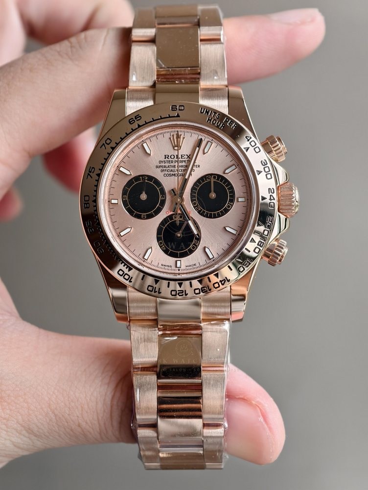 Rolex Cosmograph Daytona Natural Turquoise Dial 18K Yellow Gold Ref. 126518 — Studio Gallery Plate II in 18K Yellow Gold Au750 (160.6g Verified Mass, Rolex Manufacture Cal. 4131 - 72h Power Reserve)