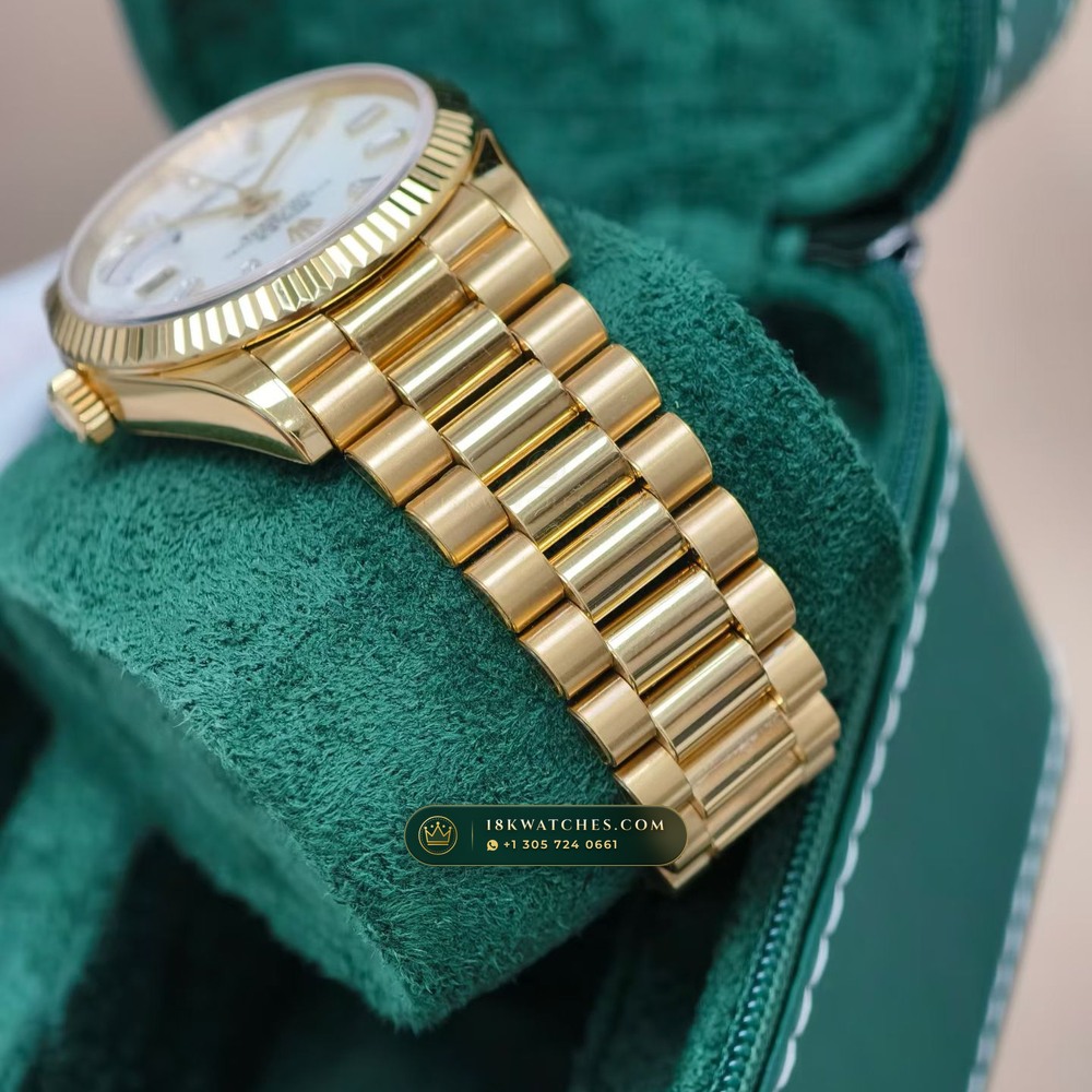 Rolex Day-Date 36 Iridescent Natural Mother-of-Pearl Dial 18K Yellow Gold Ref. 128238 — Studio Gallery Plate V in 18K Yellow Gold Au750 (183.4g Verified Mass, Rolex Manufacture Cal. 3255 - 70h Power Reserve)