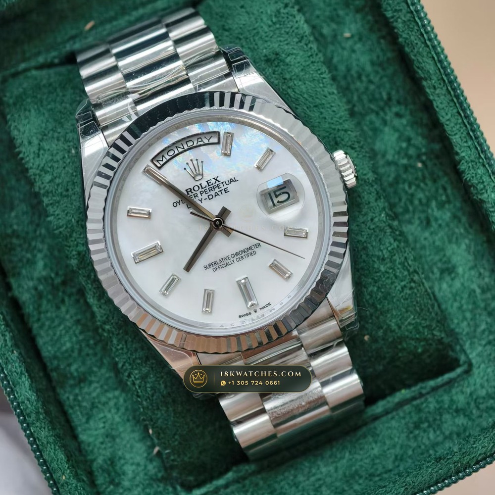 Rolex Day-Date 40 Iridescent Natural Mother-of-Pearl Dial 18K Everose Gold Ref. 228235 — Studio Gallery Plate II in 18K Rose Gold Au750 (210.9g Verified Mass, Rolex Manufacture Cal. 3255 - 70h Power Reserve)