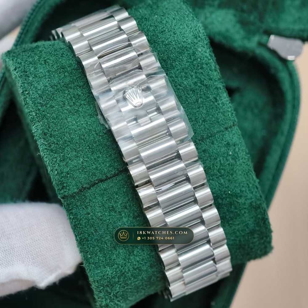 Rolex Day-Date 40 Iridescent Natural Mother-of-Pearl Dial 18K Everose Gold Ref. 228235 — Studio Gallery Plate VII in 18K Rose Gold Au750 (210.9g Verified Mass, Rolex Manufacture Cal. 3255 - 70h Power Reserve)