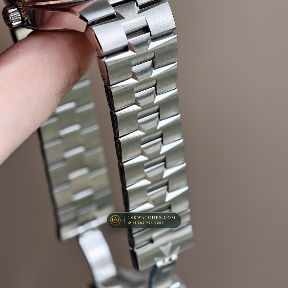 Vacheron Constantin Overseas Self-Winding 41mm Geneva Atelier Spec Ref. 4500V/110A-B128 — Studio Gallery Plate VII in 904L Stainless Steel Custom Architecture (152.2g Verified Mass, Vacheron Constantin Cal. 5100 - 22K Gold Maltese Rotor)