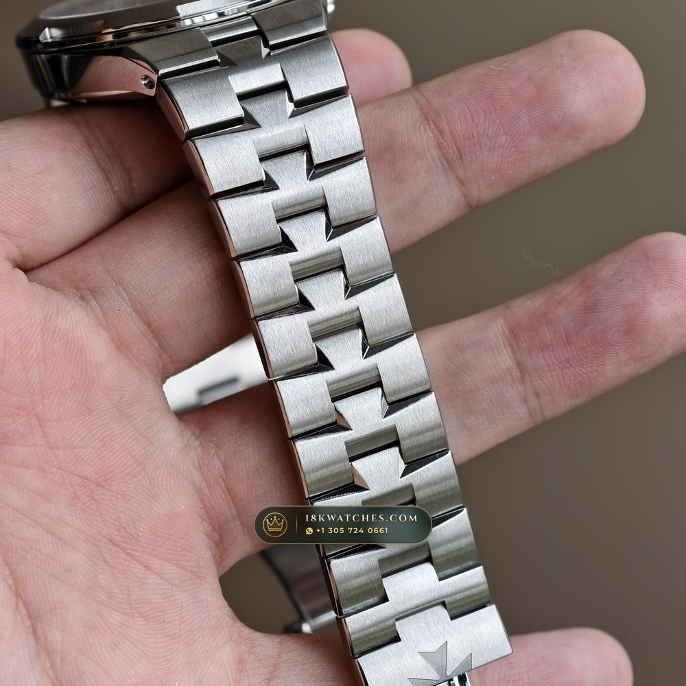 Vacheron Constantin Overseas Self-Winding 41mm Geneva Atelier Spec Ref. 4500V/110A-B128 — Studio Gallery Plate VIII in 904L Stainless Steel Custom Architecture (152.2g Verified Mass, Vacheron Constantin Cal. 5100 - 22K Gold Maltese Rotor)