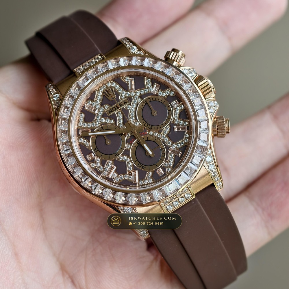 Rolex Cosmograph Daytona Giraffe Off-Catalogue Diamond Edition 18K Everose Gold Ref. 126555TBR — Studio Gallery Plate II in 18K Rose Gold Au750 (216.4g Verified Mass, Rolex Manufacture Cal. 4131 - 72h Power Reserve)