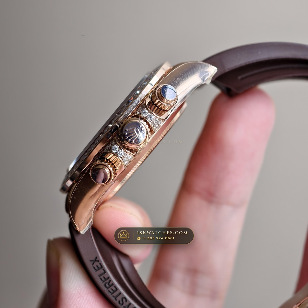 Rolex Cosmograph Daytona Giraffe Off-Catalogue Diamond Edition 18K Everose Gold Ref. 126555TBR — Studio Gallery Plate VII in 18K Rose Gold Au750 (216.4g Verified Mass, Rolex Manufacture Cal. 4131 - 72h Power Reserve)