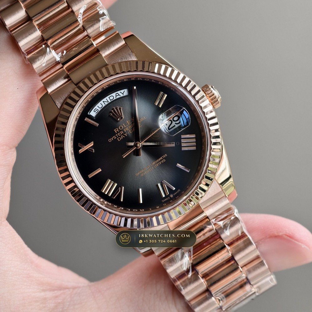 Rolex Day-Date 40 Graduated Slate-Grey Ombre Sunray Dial 18K Everose Gold Ref. 228235 — Studio Gallery Plate II in 18K Rose Gold Au750 (210.7g Verified Mass, Rolex Manufacture Cal. 3255 - 70h Power Reserve)