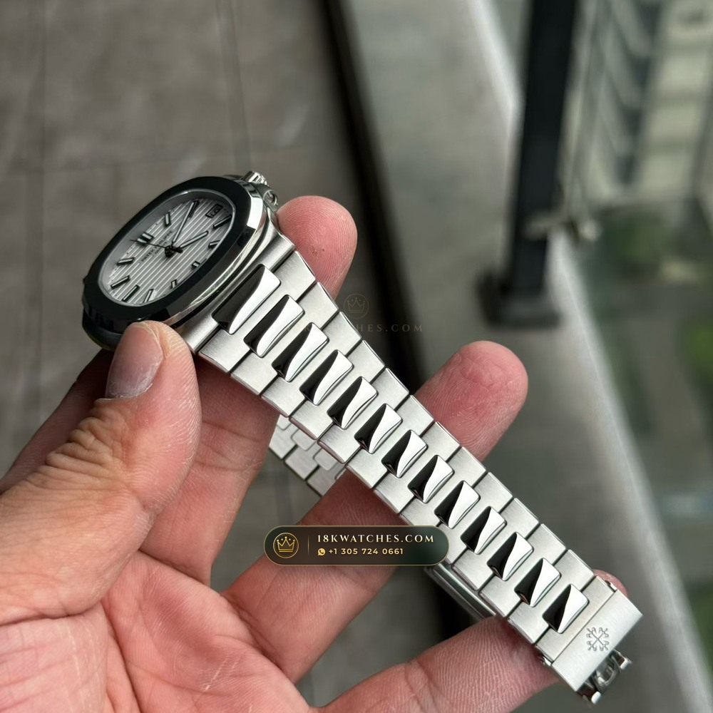 Patek Philippe Nautilus Self-Winding Geneva Atelier Spec Ref. 5711/1A-011 — Studio Gallery Plate IV in 904L Stainless Steel Custom Architecture (114.7g Verified Mass, Patek Philippe Cal. 26-330 S C / Cal. 324 S C - 21K Gold Rotor)