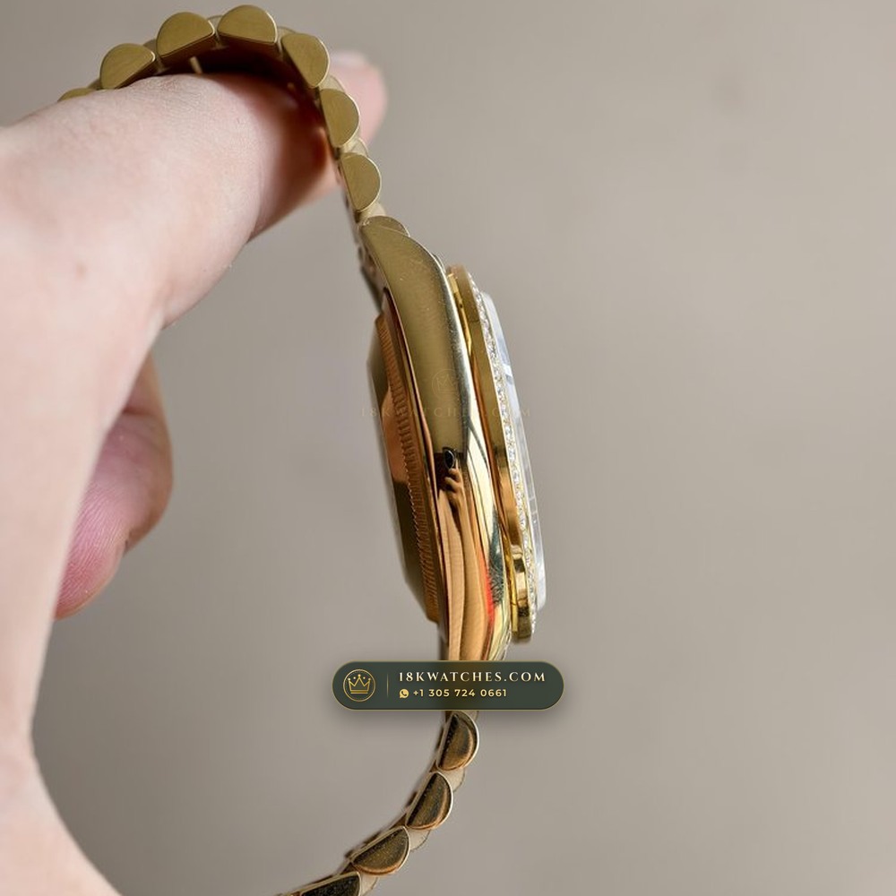 Rolex Day-Date 36 Mother-of-Pearl & Diamond Bezel 18K Yellow Gold Ref. 128348RBR — Studio Gallery Plate V in 18K Yellow Gold Au750 (183.2g Verified Mass, Rolex Manufacture Cal. 3255 - 70h Power Reserve)