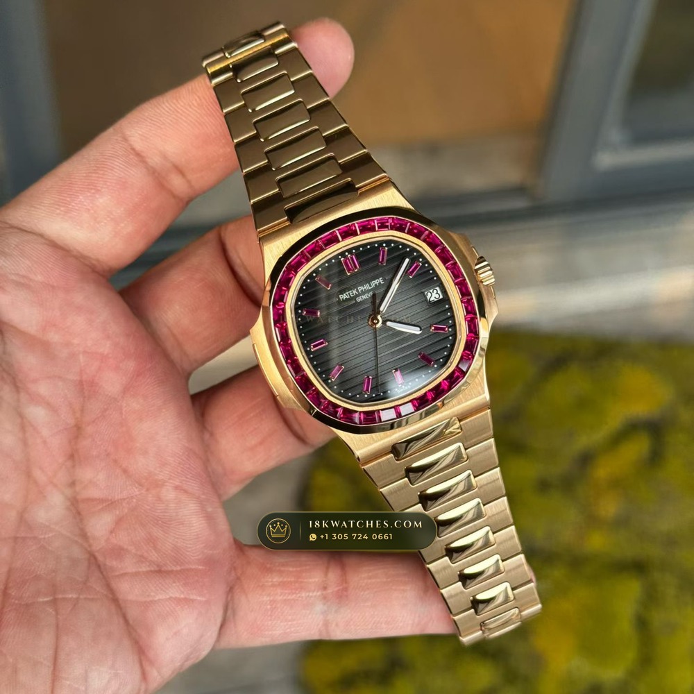 Patek Philippe Nautilus Self-Winding Diamond-Set Bezel 18K Rose Gold Ref. 5723/112R-001 — Studio Gallery Plate II in 18K Rose Gold Au750 (186.8g Verified Mass, Patek Philippe Cal. 26-330 S C / Cal. 324 S C - 21K Gold Rotor)