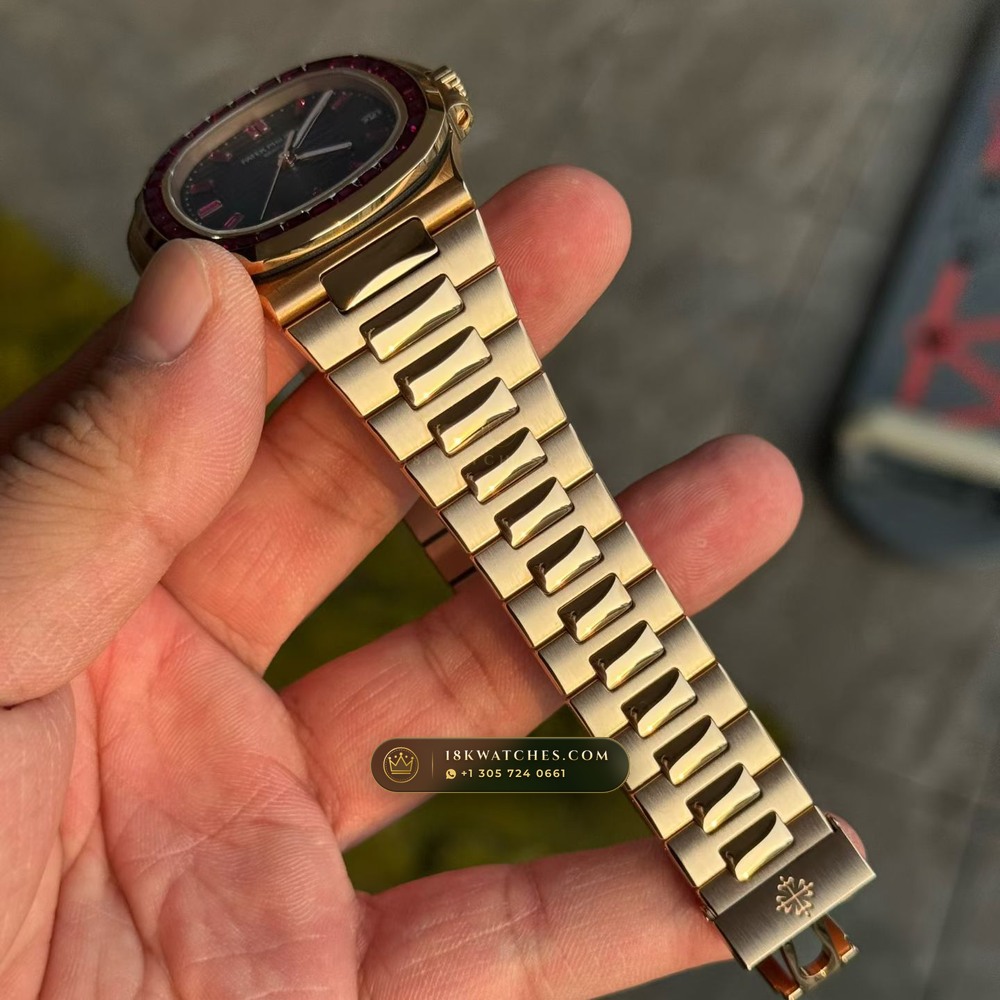 Patek Philippe Nautilus Self-Winding Diamond-Set Bezel 18K Rose Gold Ref. 5723/112R-001 — Studio Gallery Plate III in 18K Rose Gold Au750 (186.8g Verified Mass, Patek Philippe Cal. 26-330 S C / Cal. 324 S C - 21K Gold Rotor)