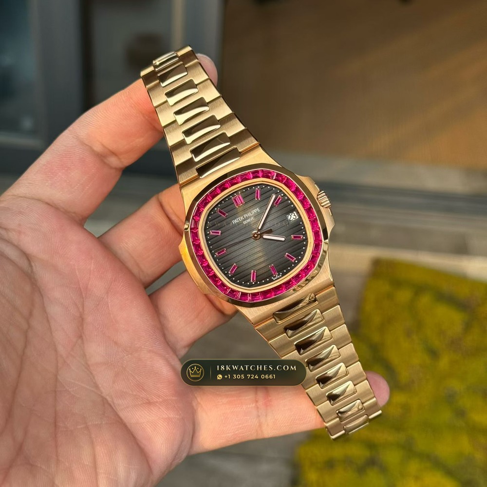 Patek Philippe Nautilus Self-Winding Diamond-Set Bezel 18K Rose Gold Ref. 5723/112R-001 — Studio Gallery Plate V in 18K Rose Gold Au750 (186.8g Verified Mass, Patek Philippe Cal. 26-330 S C / Cal. 324 S C - 21K Gold Rotor)