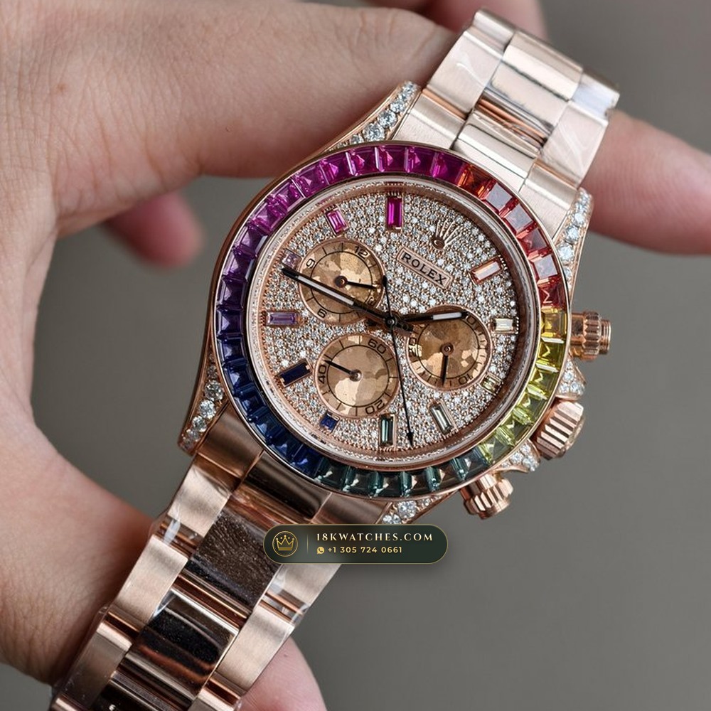 Rolex Cosmograph Daytona Rainbow Full Diamond Pave Dial 18K Everose Gold Ref. 116595RBOW — Studio Gallery Plate III in 18K Rose Gold Au750 (216.5g Verified Mass, Rolex Manufacture Cal. 4130 - 72h Power Reserve)