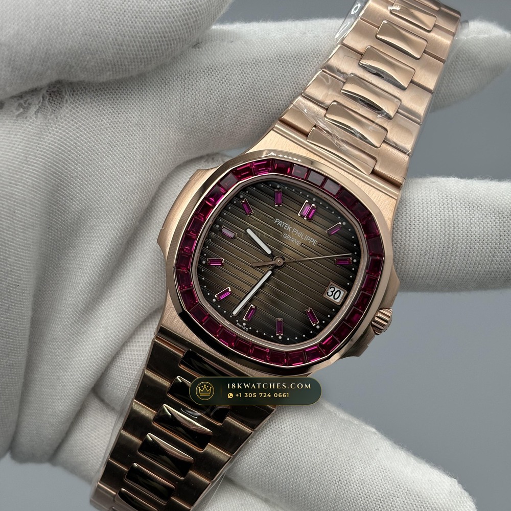 Patek Philippe Nautilus Self-Winding Diamond-Set Bezel 18K Rose Gold Geneva Atelier Spec Ref. 5723/112R-001 — Studio Gallery Plate II in 18K Rose Gold Au750 (186.5g Verified Mass, Patek Philippe Cal. 26-330 S C / Cal. 324 S C - 21K Gold Rotor)