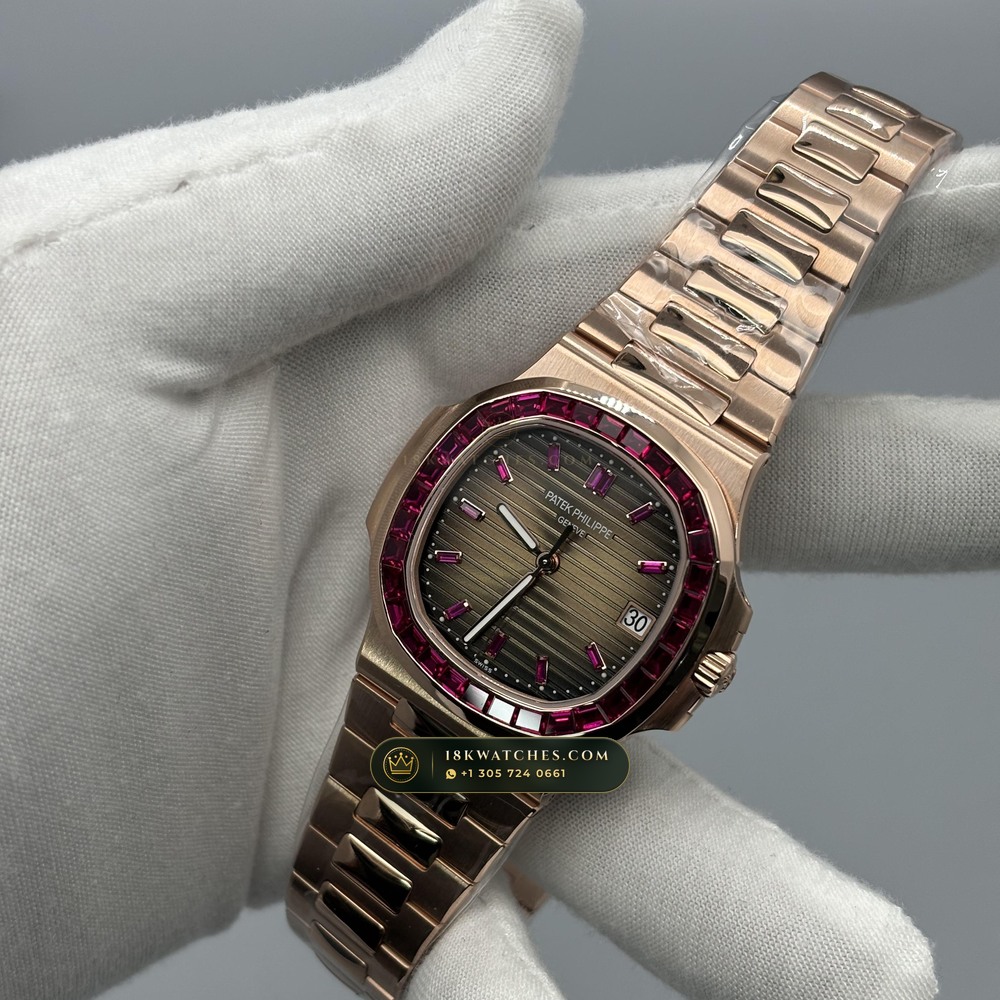 Patek Philippe Nautilus Self-Winding Diamond-Set Bezel 18K Rose Gold Geneva Atelier Spec Ref. 5723/112R-001 — Studio Gallery Plate III in 18K Rose Gold Au750 (186.5g Verified Mass, Patek Philippe Cal. 26-330 S C / Cal. 324 S C - 21K Gold Rotor)