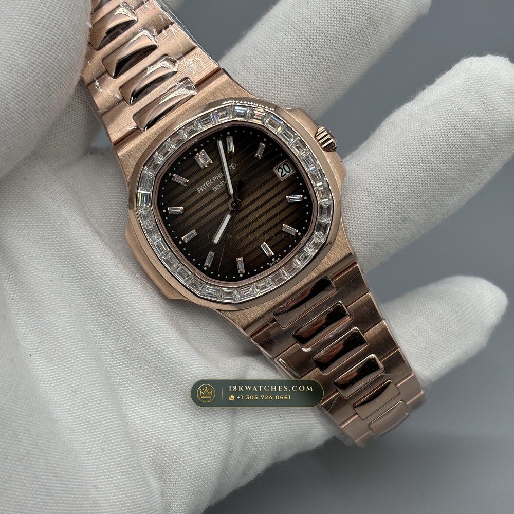 Patek Philippe Nautilus Self-Winding Diamond-Set Bezel 18K Rose Gold Ref. 5723/1R — Studio Gallery Plate II in 18K Rose Gold Au750 (186.6g Verified Mass, Patek Philippe Cal. 26-330 S C / Cal. 324 S C - 21K Gold Rotor)