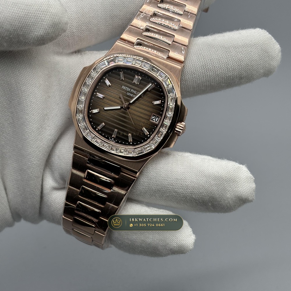 Patek Philippe Nautilus Self-Winding Diamond-Set Bezel 18K Rose Gold Ref. 5723/1R — Studio Gallery Plate III in 18K Rose Gold Au750 (186.6g Verified Mass, Patek Philippe Cal. 26-330 S C / Cal. 324 S C - 21K Gold Rotor)