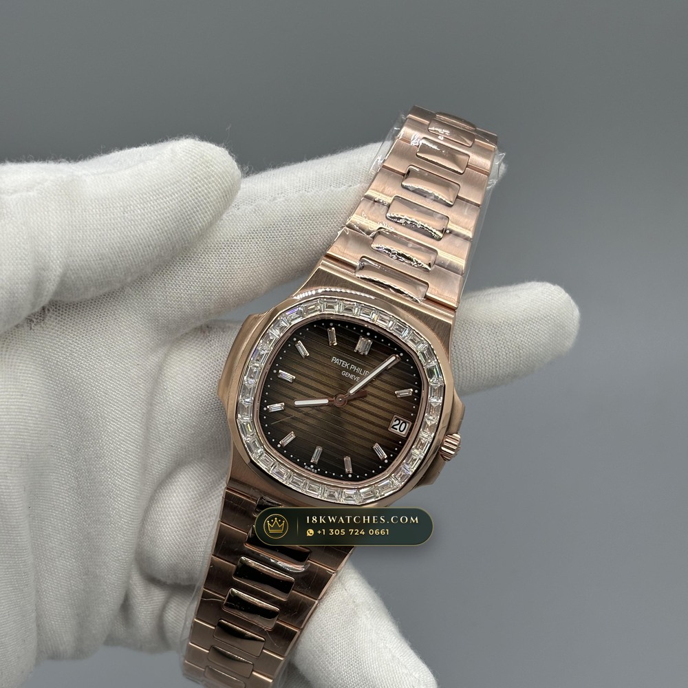 Patek Philippe Nautilus Self-Winding Diamond-Set Bezel 18K Rose Gold Ref. 5723/1R — Studio Gallery Plate IV in 18K Rose Gold Au750 (186.6g Verified Mass, Patek Philippe Cal. 26-330 S C / Cal. 324 S C - 21K Gold Rotor)