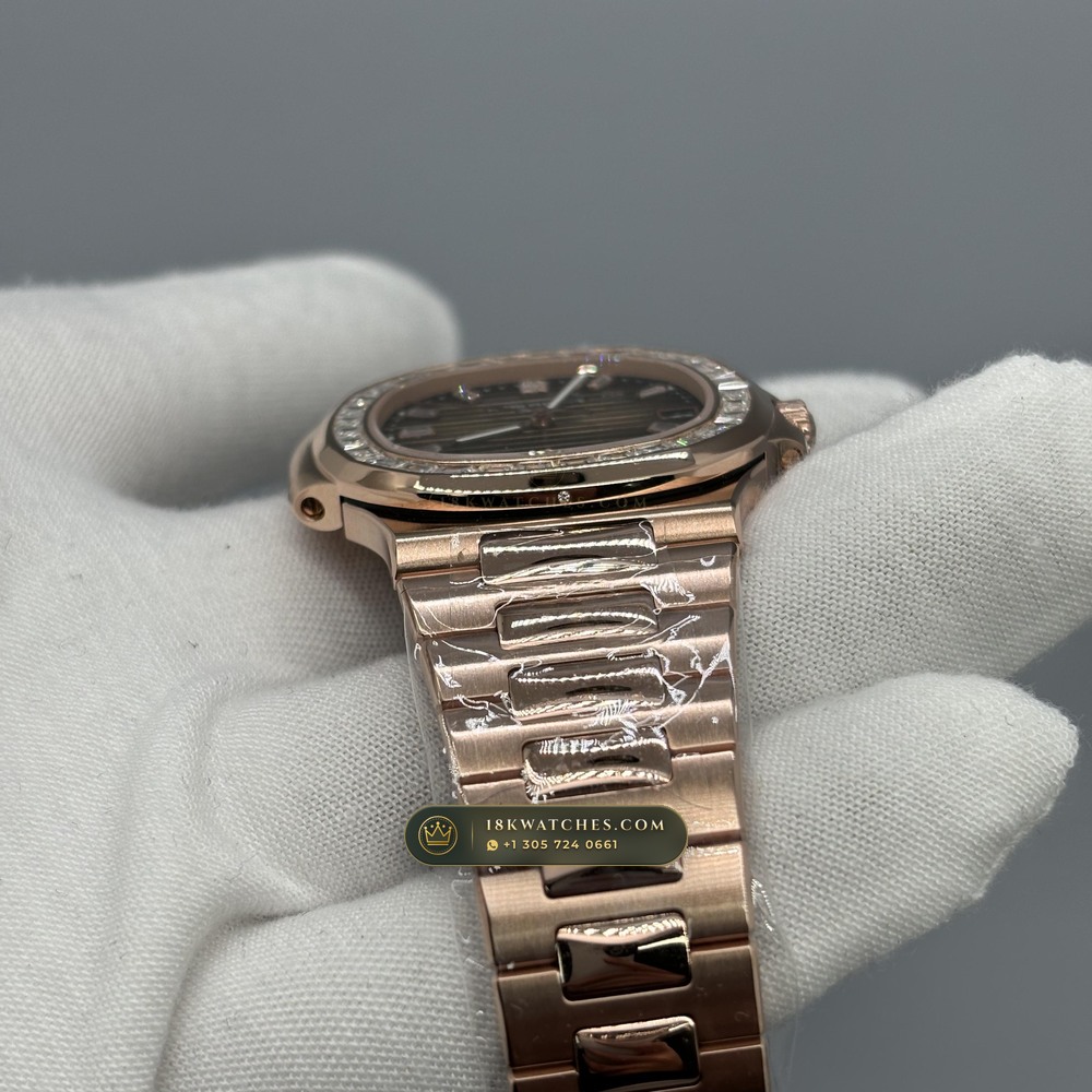 Patek Philippe Nautilus Self-Winding Diamond-Set Bezel 18K Rose Gold Ref. 5723/1R — Studio Gallery Plate V in 18K Rose Gold Au750 (186.6g Verified Mass, Patek Philippe Cal. 26-330 S C / Cal. 324 S C - 21K Gold Rotor)
