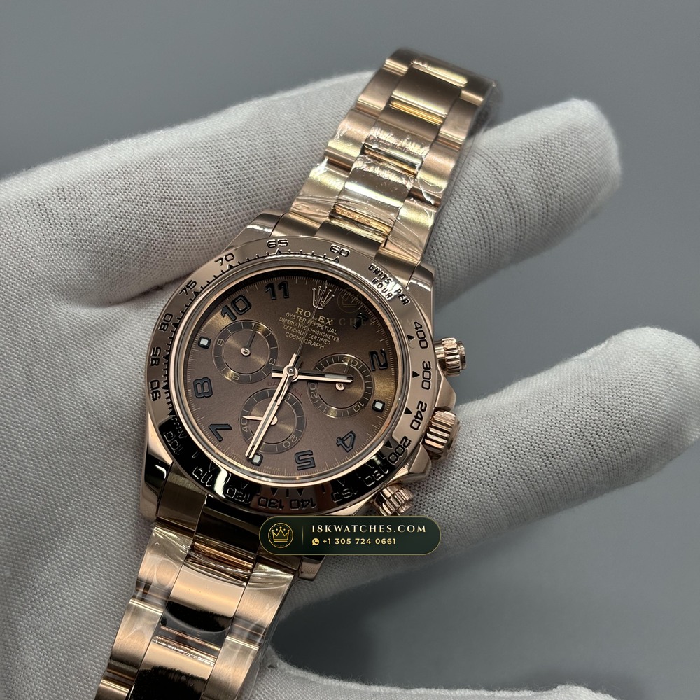 Rolex Cosmograph Daytona 18K Everose Gold Hand-Chamfered Bevel Spec Ref. 116505 — Studio Gallery Plate III in 18K Rose Gold Au750 (216.7g Verified Mass, Rolex Manufacture Cal. 4130 - 72h Power Reserve)