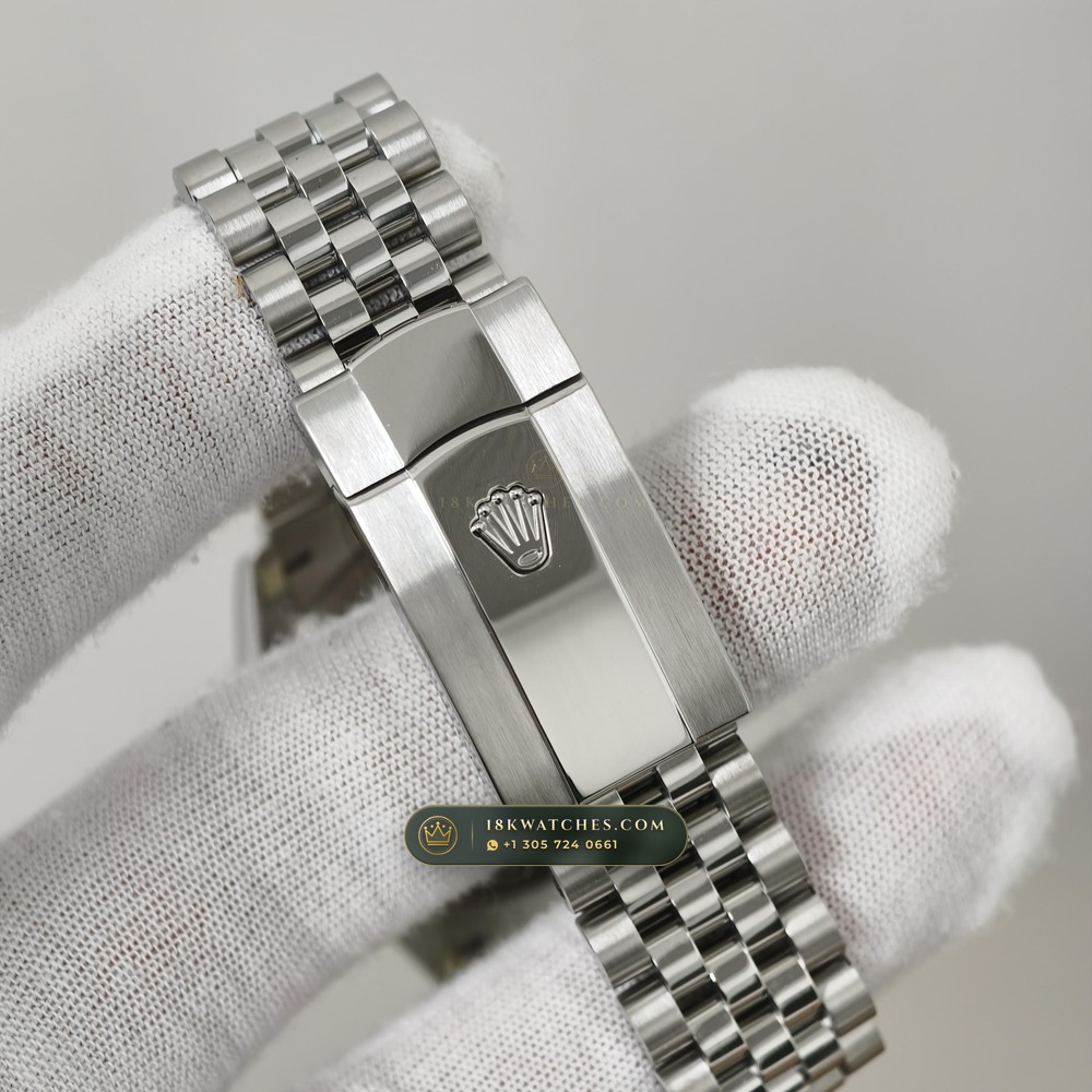Rolex Datejust 36 Sunray Emerald / Khaki Green Dial Ref. 126231 — Studio Gallery Plate VI in 18K Gold & 904L Oystersteel Rolesor (130.1g Verified Mass, Rolex Manufacture Cal. 3235 - 70h Power Reserve)