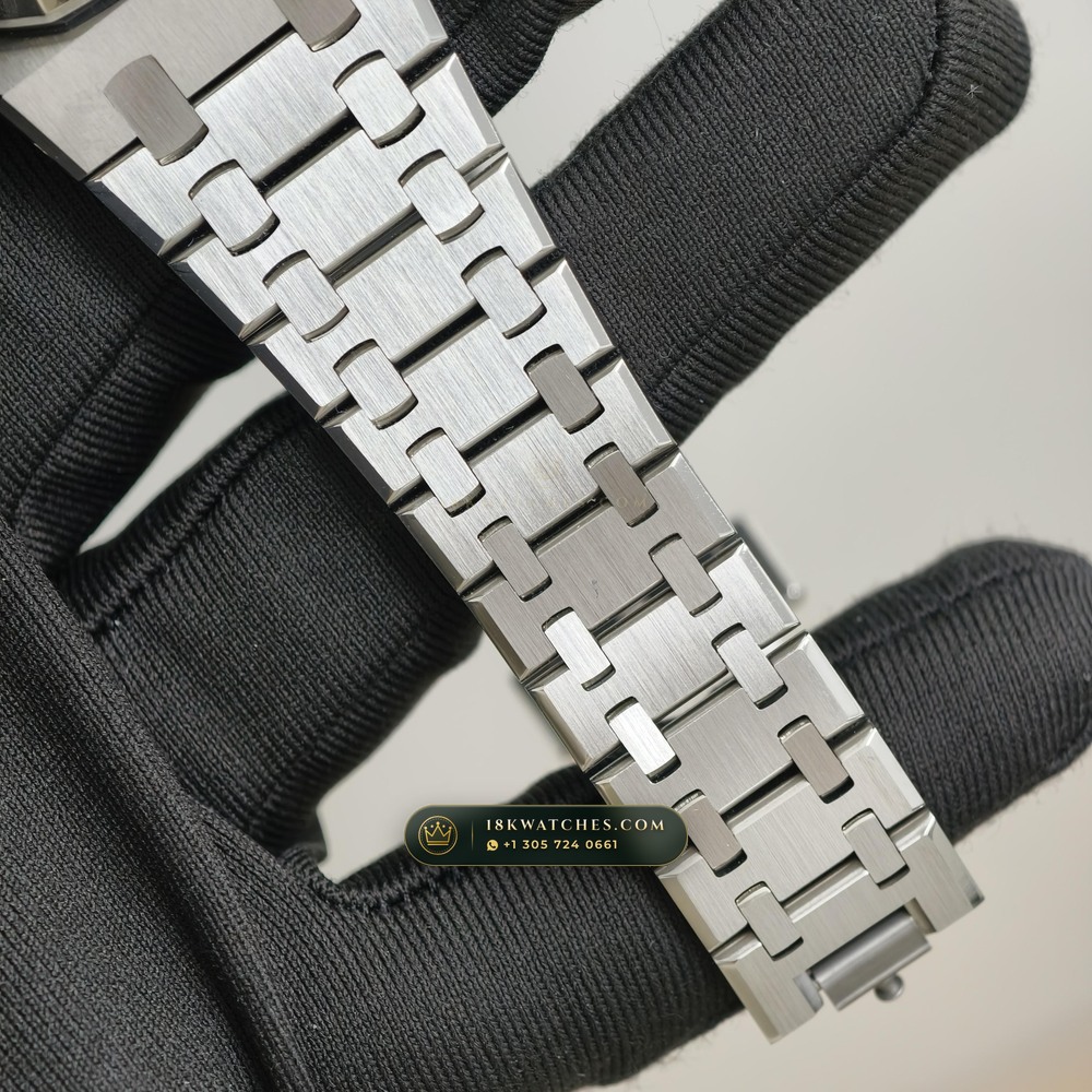 Audemars Piguet Royal Oak Selfwinding 37mm Geneva Atelier Spec Ref. 15450ST — Studio Gallery Plate V in 904L Stainless Steel Custom Architecture (132.3g Verified Mass, Audemars Piguet Cal. 3120 / Cal. 5900)