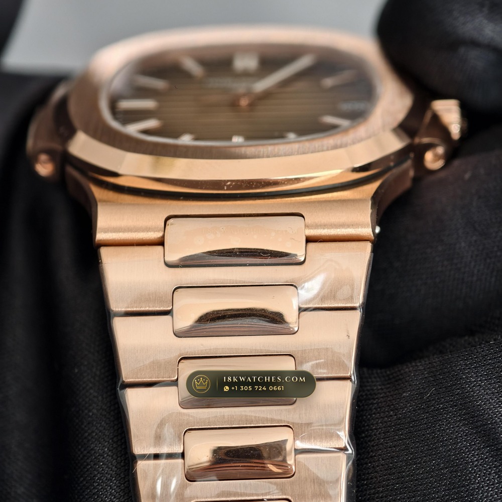 Patek Philippe Nautilus Self-Winding 18K Rose Gold Ref. 5711/1R — Studio Gallery Plate IX in 18K Rose Gold Au750 (186.7g Verified Mass, Patek Philippe Cal. 26-330 S C / Cal. 324 S C - 21K Gold Rotor)