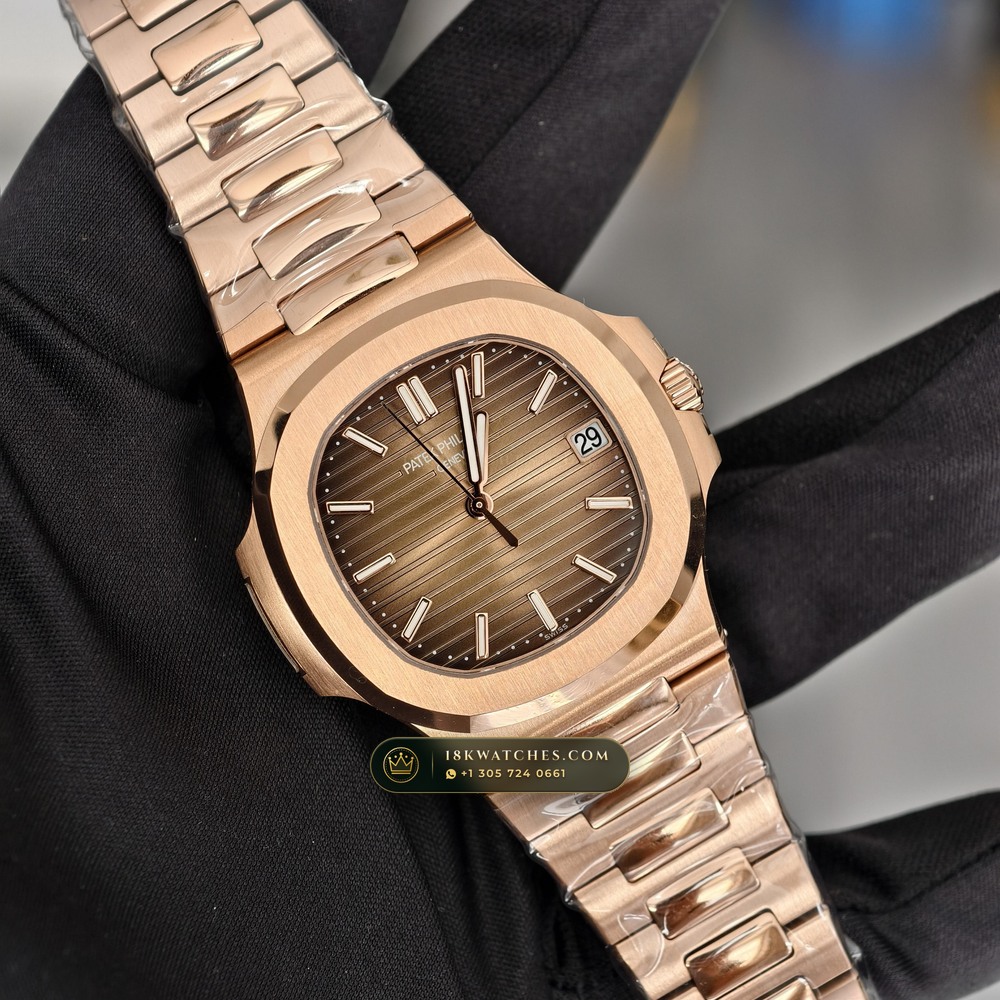Patek Philippe Nautilus Self-Winding 18K Rose Gold Ref. 5711/1R — Studio Gallery Plate III in 18K Rose Gold Au750 (186.7g Verified Mass, Patek Philippe Cal. 26-330 S C / Cal. 324 S C - 21K Gold Rotor)