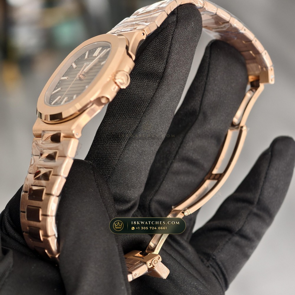 Patek Philippe Nautilus Self-Winding 18K Rose Gold Ref. 5711/1R — Studio Gallery Plate VI in 18K Rose Gold Au750 (186.7g Verified Mass, Patek Philippe Cal. 26-330 S C / Cal. 324 S C - 21K Gold Rotor)