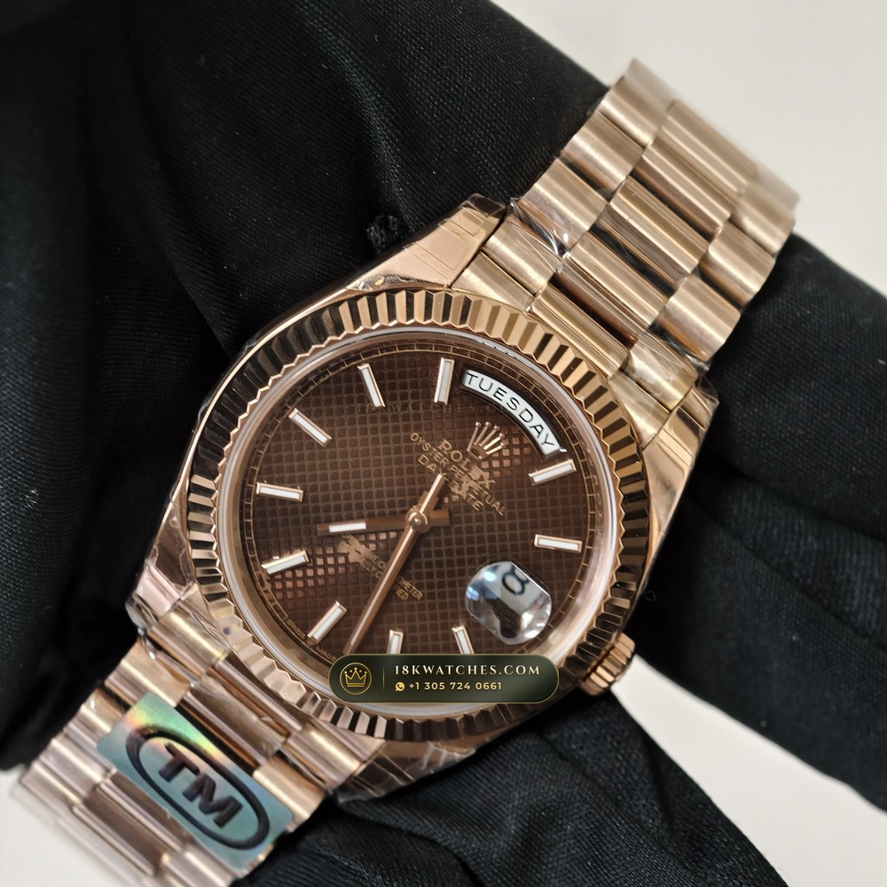 Rolex Day-Date 40 18K Everose Gold Geneva Atelier Spec Ref. 228235 — Studio Gallery Plate II in 18K Rose Gold Au750 (210.5g Verified Mass, Rolex Manufacture Cal. 3255 - 70h Power Reserve)