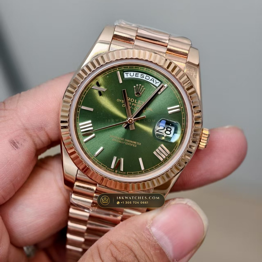 Rolex Day-Date 40 Olive Green Sunray Dial 18K Everose Gold Ref. 228235 — Studio Gallery Plate II in 18K Rose Gold Au750 (210.4g Verified Mass, Rolex Manufacture Cal. 3255 - 70h Power Reserve)