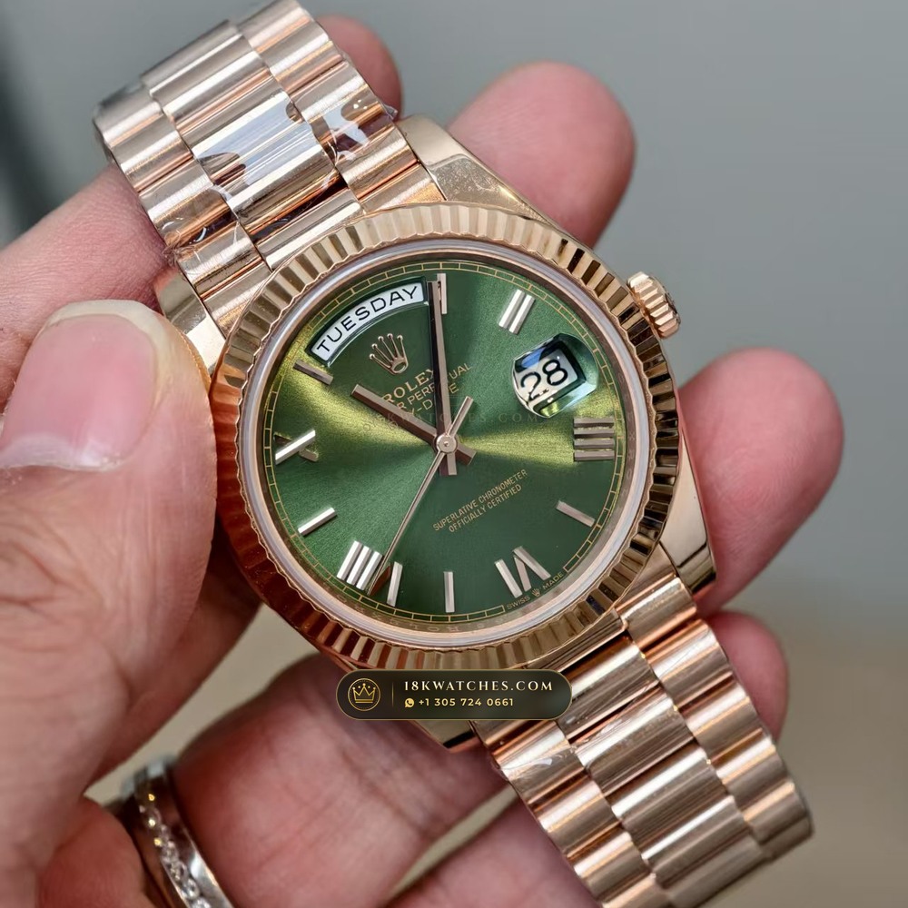 Rolex Day-Date 40 Olive Green Sunray Dial 18K Everose Gold Ref. 228235 — Studio Gallery Plate III in 18K Rose Gold Au750 (210.4g Verified Mass, Rolex Manufacture Cal. 3255 - 70h Power Reserve)