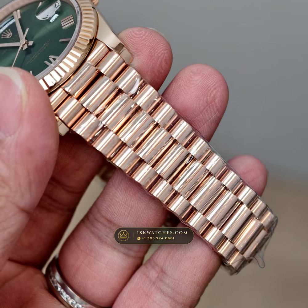 Rolex Day-Date 40 Olive Green Sunray Dial 18K Everose Gold Ref. 228235 — Studio Gallery Plate IV in 18K Rose Gold Au750 (210.4g Verified Mass, Rolex Manufacture Cal. 3255 - 70h Power Reserve)