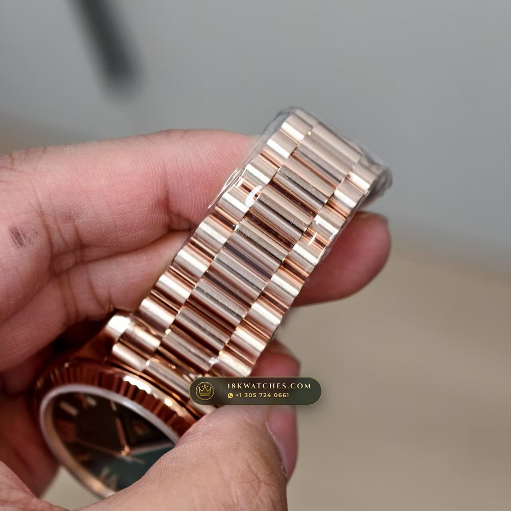 Rolex Day-Date 40 Olive Green Sunray Dial 18K Everose Gold Ref. 228235 — Studio Gallery Plate V in 18K Rose Gold Au750 (210.4g Verified Mass, Rolex Manufacture Cal. 3255 - 70h Power Reserve)
