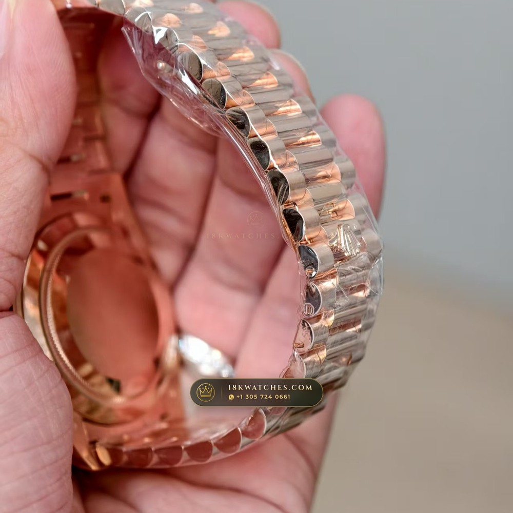 Rolex Day-Date 40 Olive Green Sunray Dial 18K Everose Gold Ref. 228235 — Studio Gallery Plate VII in 18K Rose Gold Au750 (210.4g Verified Mass, Rolex Manufacture Cal. 3255 - 70h Power Reserve)