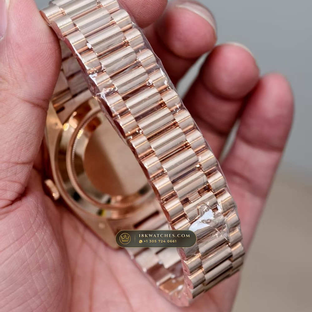 Rolex Day-Date 40 Olive Green Sunray Dial 18K Everose Gold Ref. 228235 — Studio Gallery Plate VIII in 18K Rose Gold Au750 (210.4g Verified Mass, Rolex Manufacture Cal. 3255 - 70h Power Reserve)