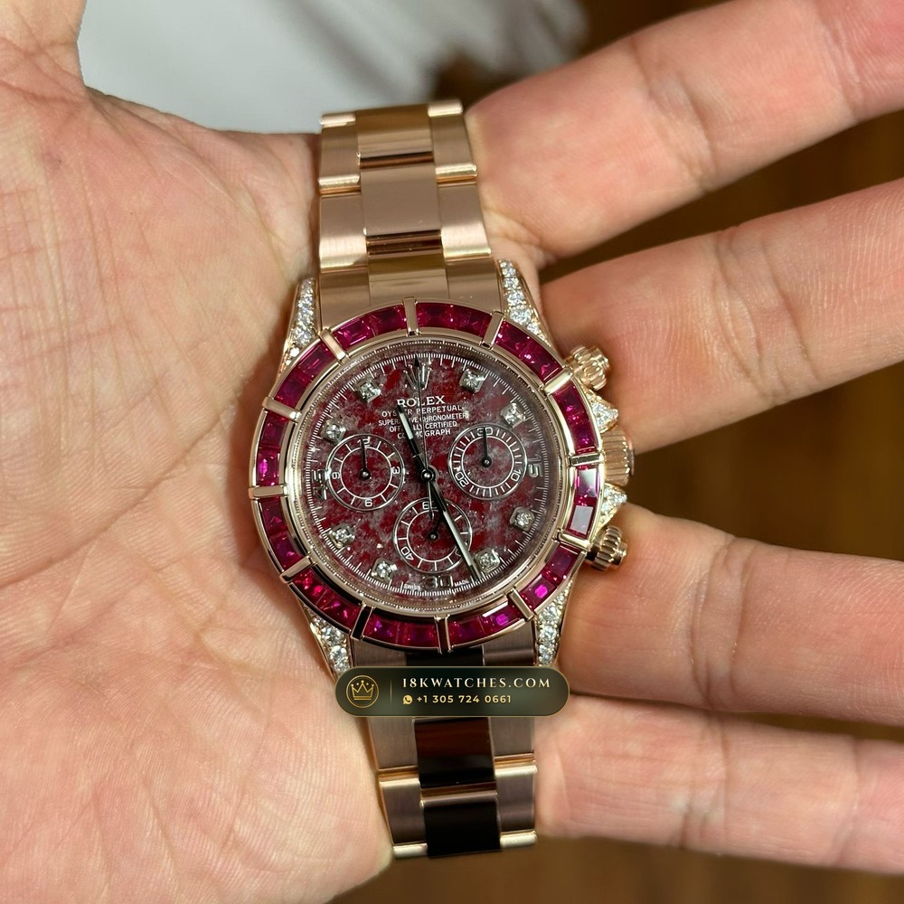 Rolex Cosmograph Daytona Crimson Rubellite Dial & Ruby Bezel 18K Everose Gold Ref. 126505 — Studio Gallery Plate II in 18K Rose Gold Au750 (216.6g Verified Mass, Rolex Manufacture Cal. 4131 - 72h Power Reserve)