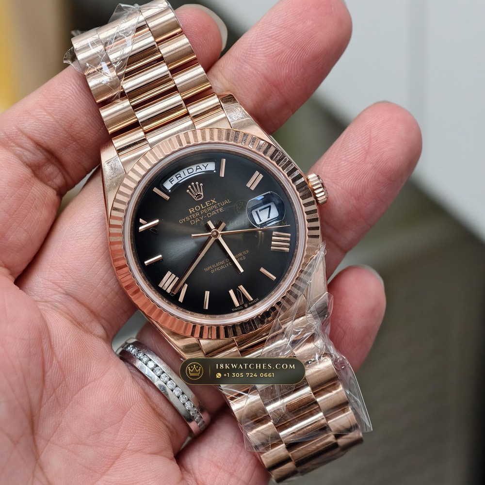 Rolex Day-Date 40 18K Everose Gold Hand-Chamfered Bevel Spec Ref. 228235 — Studio Gallery Plate II in 18K Rose Gold Au750 (210.4g Verified Mass, Rolex Manufacture Cal. 3255 - 70h Power Reserve)