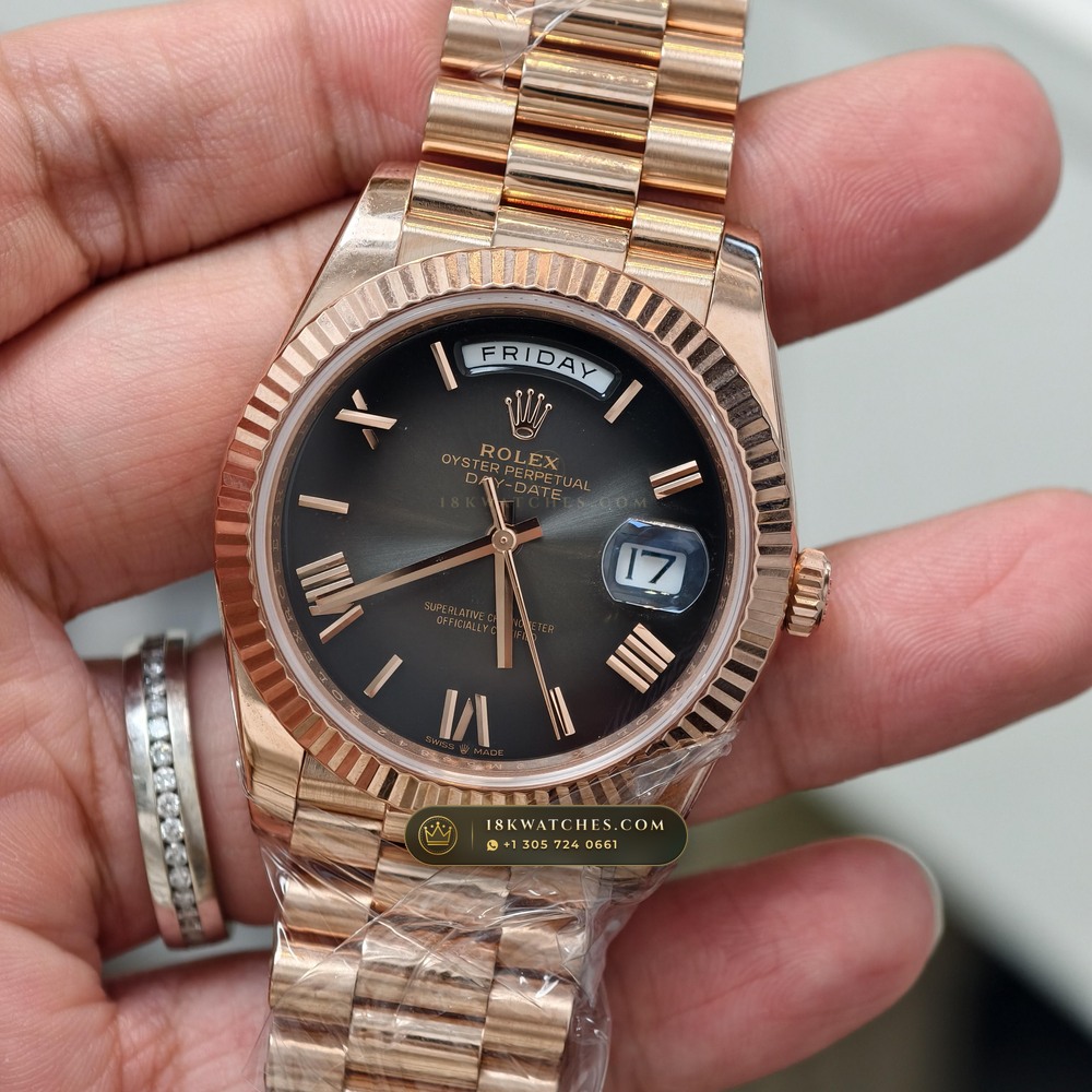 Rolex Day-Date 40 18K Everose Gold Hand-Chamfered Bevel Spec Ref. 228235 — Studio Gallery Plate III in 18K Rose Gold Au750 (210.4g Verified Mass, Rolex Manufacture Cal. 3255 - 70h Power Reserve)