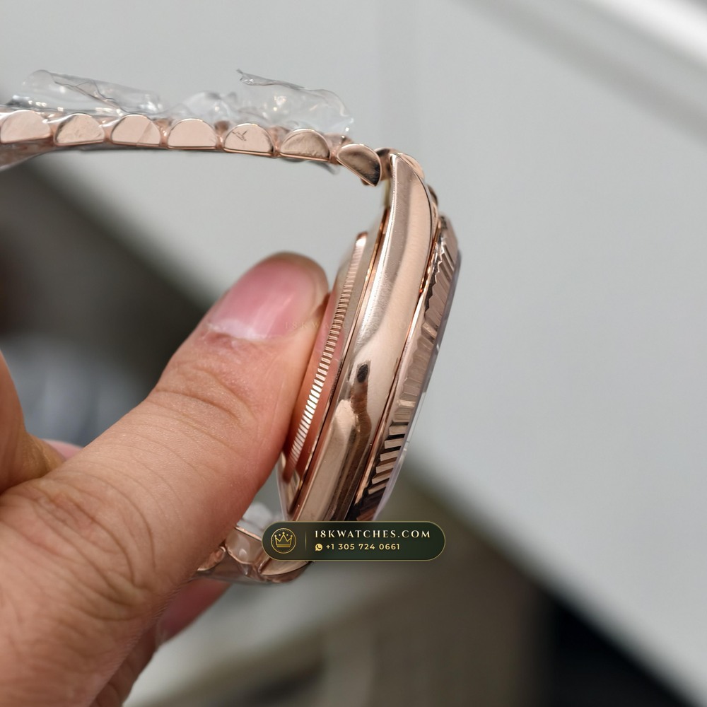 Rolex Day-Date 40 18K Everose Gold Hand-Chamfered Bevel Spec Ref. 228235 — Studio Gallery Plate V in 18K Rose Gold Au750 (210.4g Verified Mass, Rolex Manufacture Cal. 3255 - 70h Power Reserve)