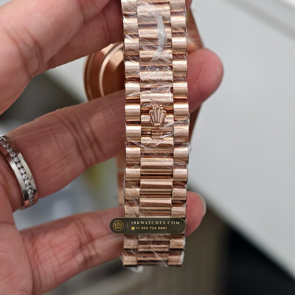 Rolex Day-Date 40 18K Everose Gold Hand-Chamfered Bevel Spec Ref. 228235 — Studio Gallery Plate VI in 18K Rose Gold Au750 (210.4g Verified Mass, Rolex Manufacture Cal. 3255 - 70h Power Reserve)
