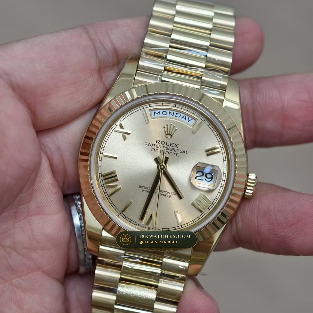 Rolex Day-Date 40 Champagne Gold Roman Dial 18K Yellow Gold Ref. 228238 — Studio Gallery Plate III in 18K Yellow Gold Au750 (210.4g Verified Mass, Rolex Manufacture Cal. 3255 - 70h Power Reserve)