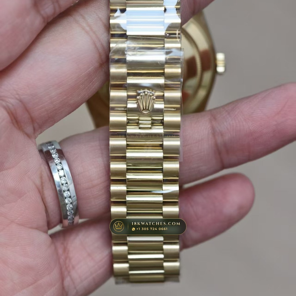 Rolex Day-Date 40 Champagne Gold Roman Dial 18K Yellow Gold Ref. 228238 — Studio Gallery Plate V in 18K Yellow Gold Au750 (210.4g Verified Mass, Rolex Manufacture Cal. 3255 - 70h Power Reserve)