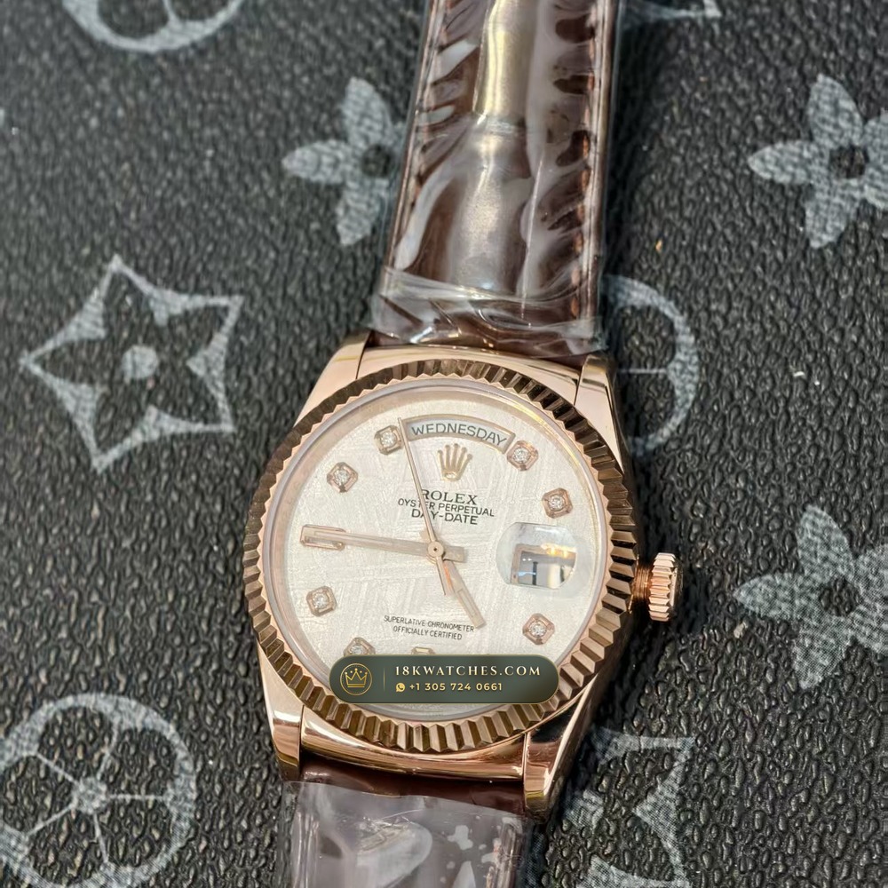 Rolex Day-Date 36 Gibeon Meteorite Dial 18K Everose Gold Ref. 118135 — Studio Gallery Plate III in 18K Rose Gold Au750 (118.9g Verified Mass, Rolex Manufacture Cal. 3155)