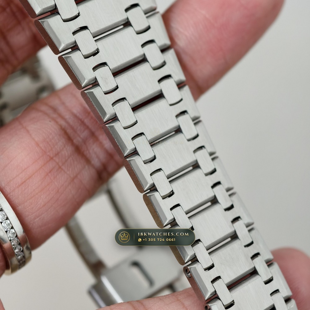 Audemars Piguet Royal Oak Jumbo Extra-Thin 39mm Chronometer Regulated Spec Ref. 15202ST — Studio Gallery Plate VI in 904L Stainless Steel Custom Architecture (103.1g Verified Mass, Audemars Piguet Cal. 2121 Ultra-Thin)