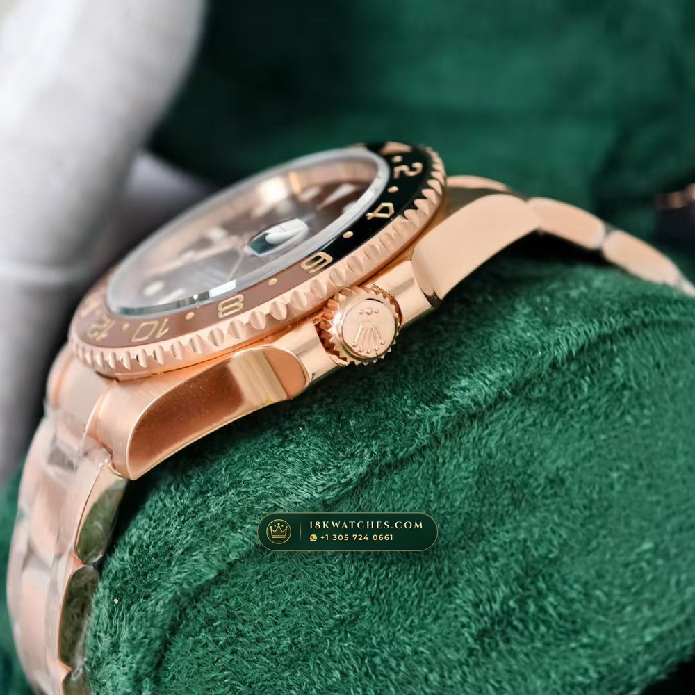 Rolex GMT-Master II 18K Everose Gold Deep Crystal Optics Ref. 126715CHNR — Studio Gallery Plate V in 18K Rose Gold Au750 (225.8g Verified Mass, Rolex Manufacture Cal. 3285 - 70h Power Reserve)
