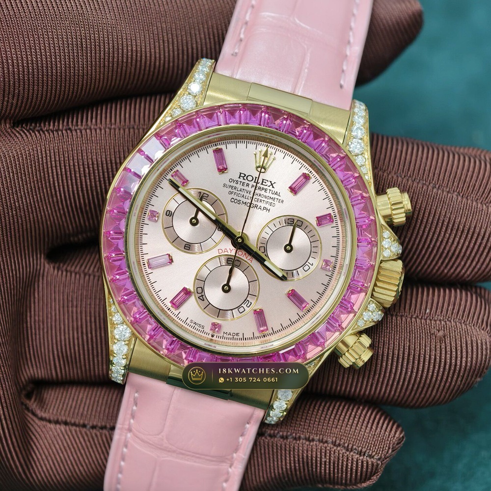 Rolex Cosmograph Daytona Barbie Pink Opal & Ruby 18K Yellow Gold Ref. 126538TBR — Studio Gallery Plate II in 18K Yellow Gold Au750 (160.3g Verified Mass, Rolex Manufacture Cal. 4131 - 72h Power Reserve)