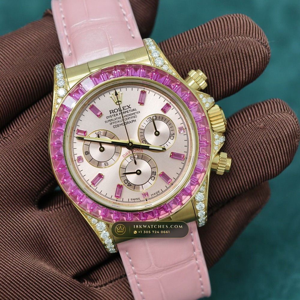 Rolex Cosmograph Daytona Barbie Pink Opal & Ruby 18K Yellow Gold Ref. 126538TBR — Studio Gallery Plate III in 18K Yellow Gold Au750 (160.3g Verified Mass, Rolex Manufacture Cal. 4131 - 72h Power Reserve)