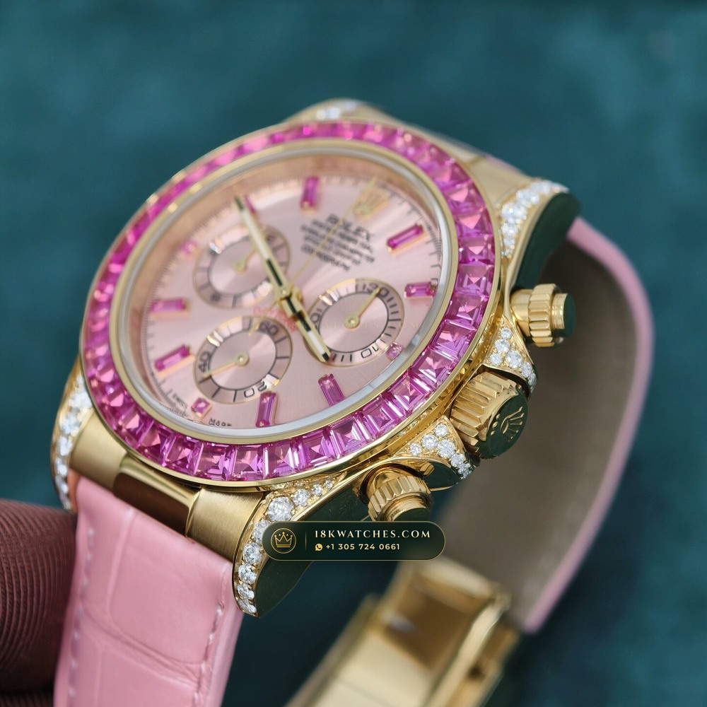 Rolex Cosmograph Daytona Barbie Pink Opal & Ruby 18K Yellow Gold Ref. 126538TBR — Studio Gallery Plate IV in 18K Yellow Gold Au750 (160.3g Verified Mass, Rolex Manufacture Cal. 4131 - 72h Power Reserve)