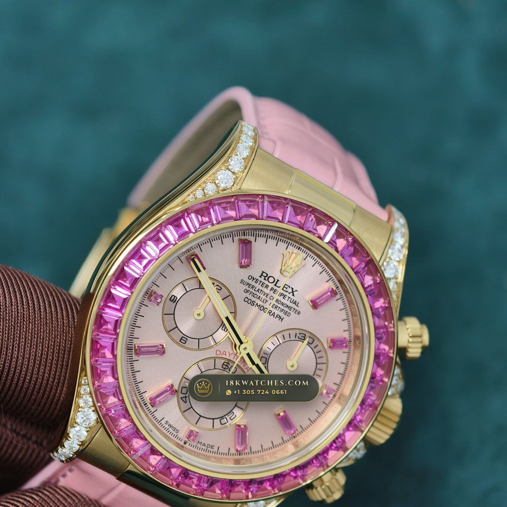 Rolex Cosmograph Daytona Barbie Pink Opal & Ruby 18K Yellow Gold Ref. 126538TBR — Studio Gallery Plate V in 18K Yellow Gold Au750 (160.3g Verified Mass, Rolex Manufacture Cal. 4131 - 72h Power Reserve)