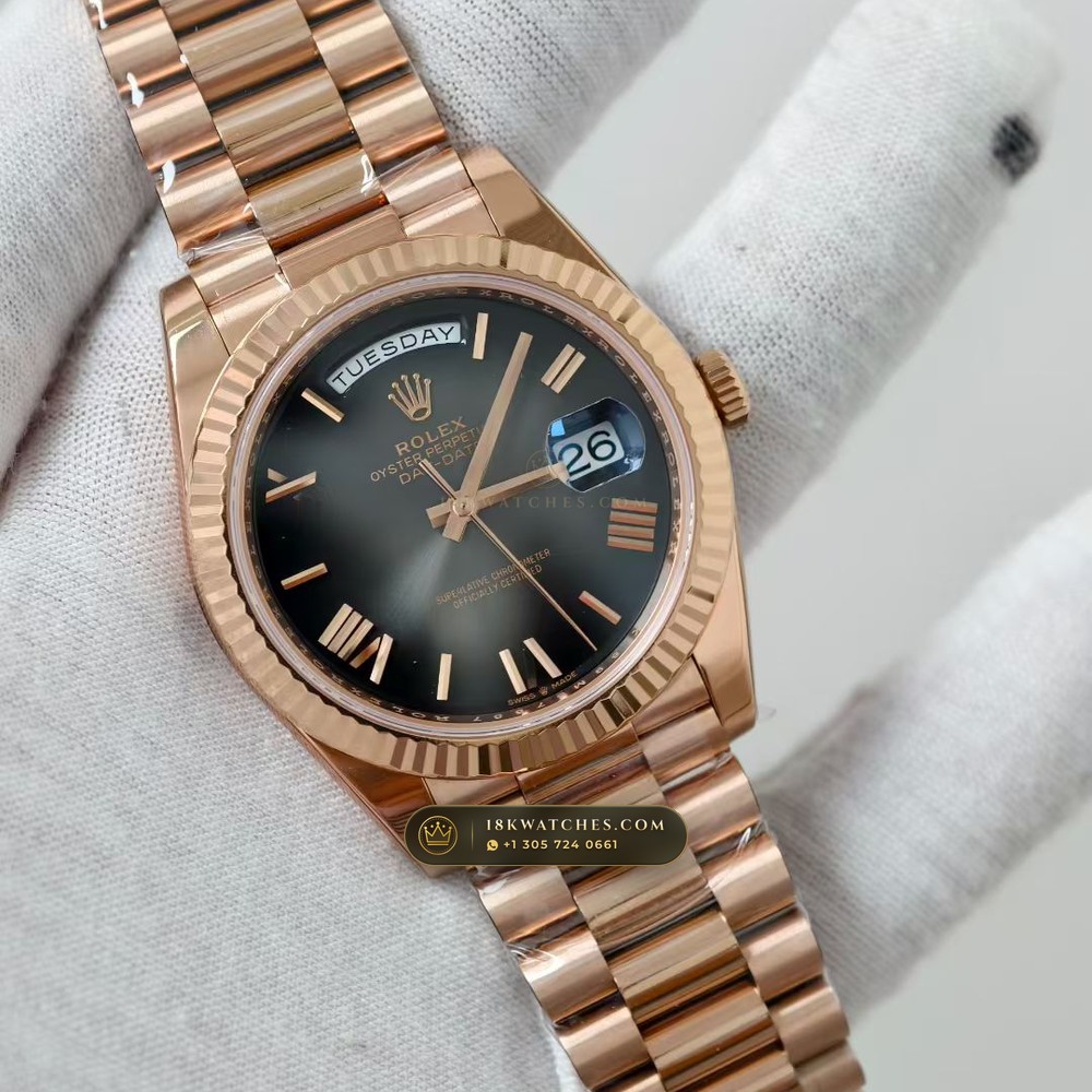 Rolex Day-Date 40 Graduated Ombre Sunray Dial 18K Everose Gold Ref. 228235 — Studio Gallery Plate II in 18K Rose Gold Au750 (210.8g Verified Mass, Rolex Manufacture Cal. 3255 - 70h Power Reserve)