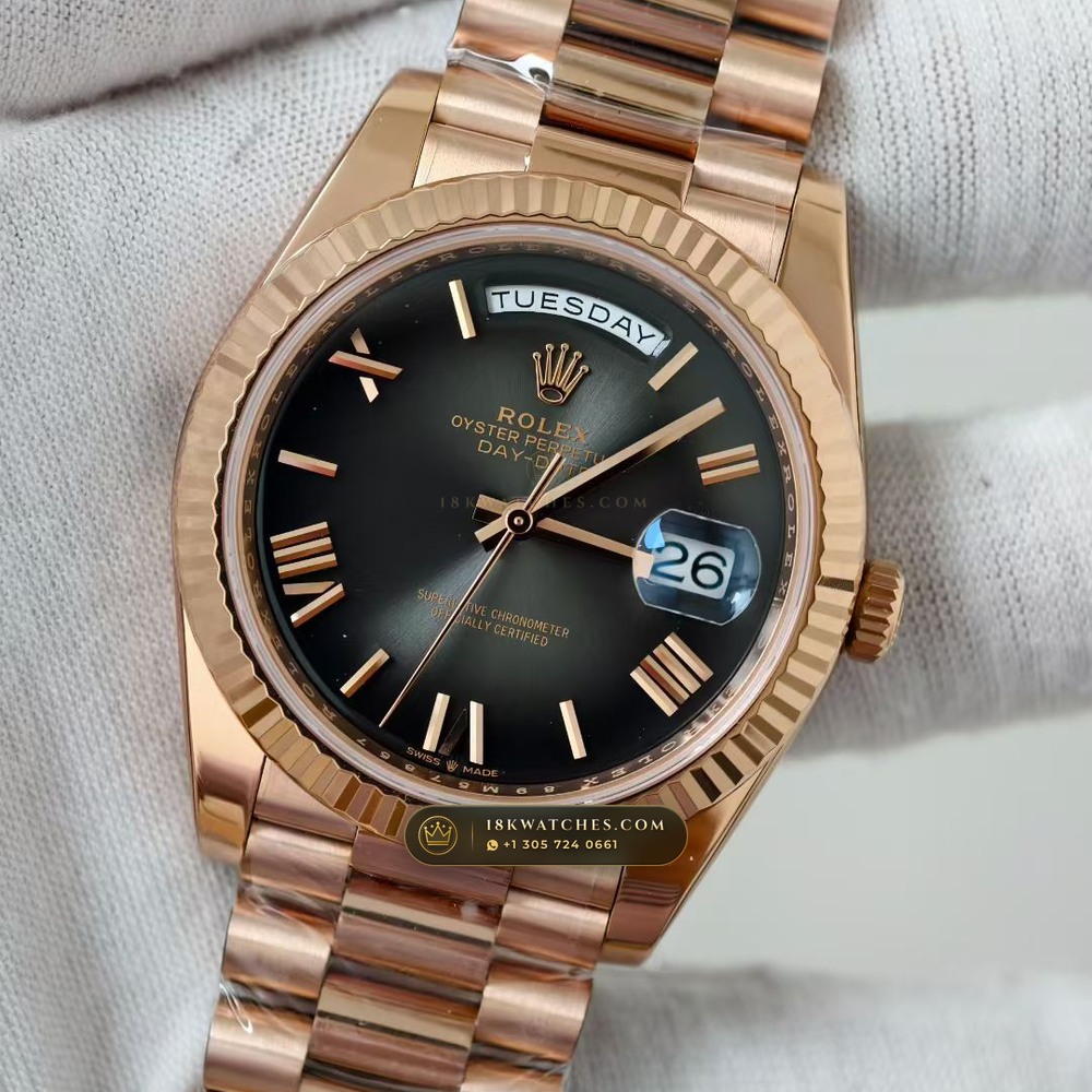 Rolex Day-Date 40 Graduated Ombre Sunray Dial 18K Everose Gold Ref. 228235 — Studio Gallery Plate III in 18K Rose Gold Au750 (210.8g Verified Mass, Rolex Manufacture Cal. 3255 - 70h Power Reserve)